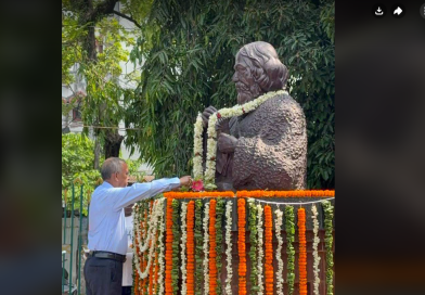 বেস্ট কলকাতা নিউজ : শিলিগুড়ি পুরনিগমের পক্ষ থেকে পালিত হল বাংলা সাহিত্যে ও কাব্যগীতির স্রষ্টা,বিশ্ববরেণ্য কবি রবীন্দ্রনাথ ঠাকুরের ১৬৫তম জন্মজয়ন্তী