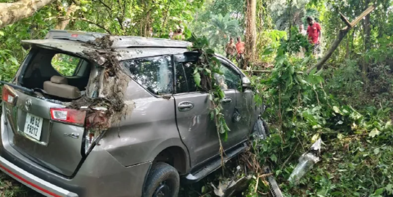 বেস্ট কলকাতা নিউজ : অবজার্ভারের গাড়ির ধাক্কায় মৃত্যু হল ১ বৃদ্ধের, দুমড়ে-মুচড়ে গেল টোটো