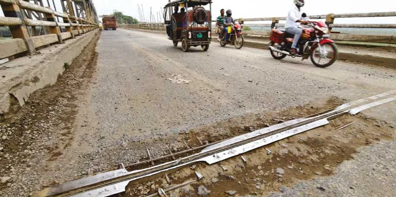 বেস্ট কলকাতা নিউজ : তিলপাড়া ব‌্যারেজের অস্থায়ী কজওয়েতে টোল আদায়ের নামে কোটি কোটি টাকা লুট, শুরু হল সংস্কার , বন্ধ থাকবে যান চলাচল